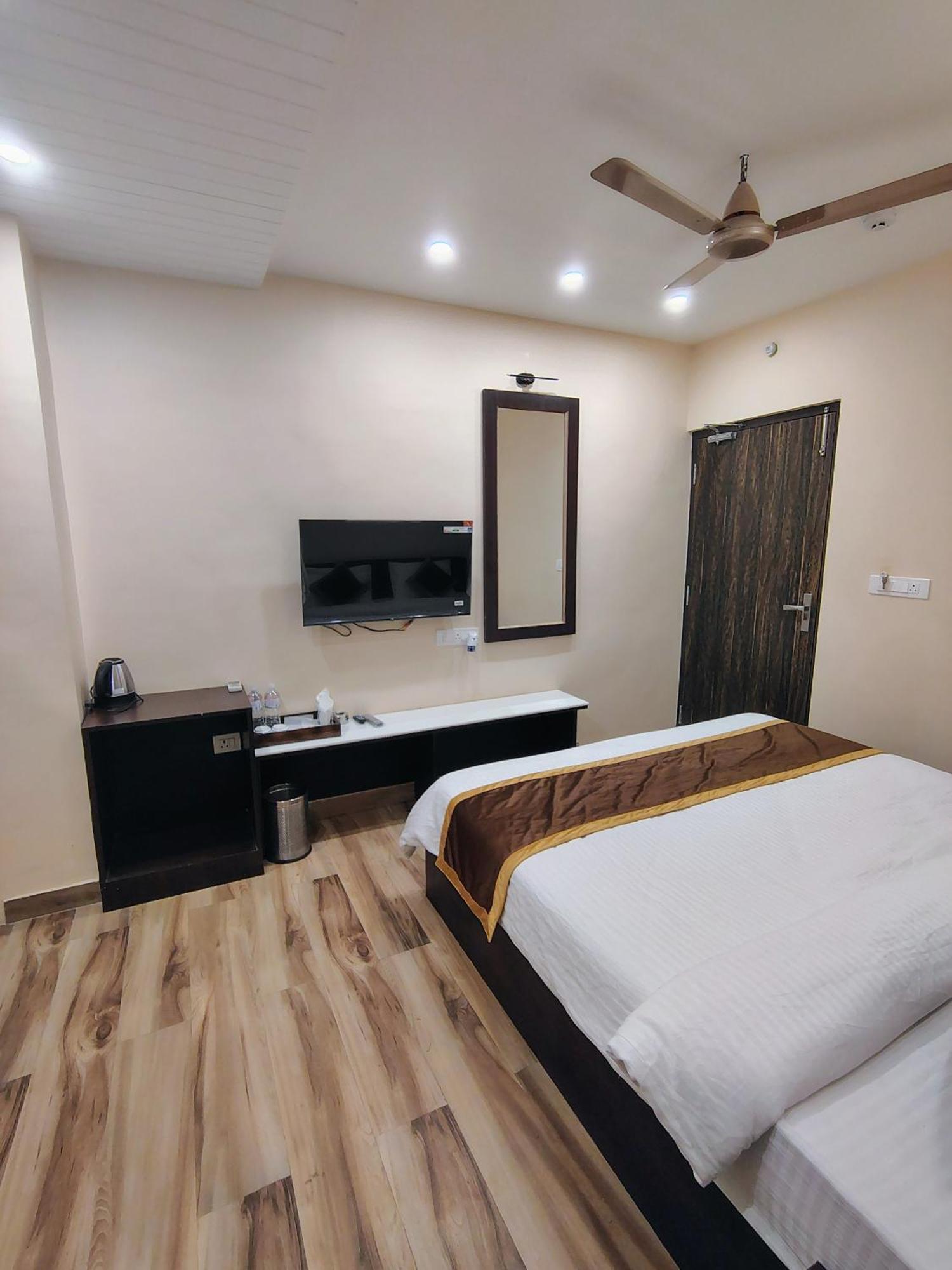 Puri Inn Varanasi Bagian luar foto