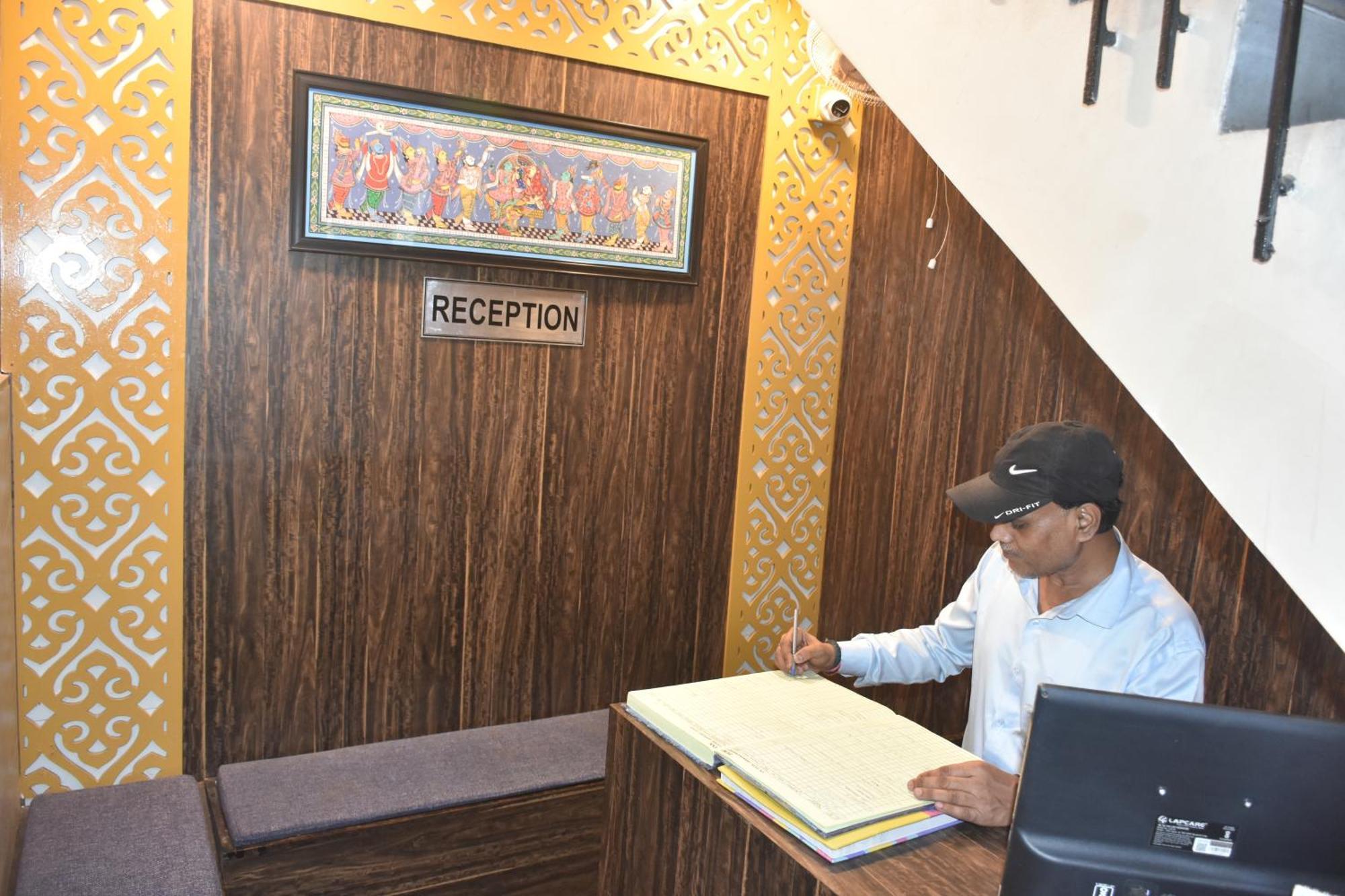 Puri Inn Varanasi Bagian luar foto
